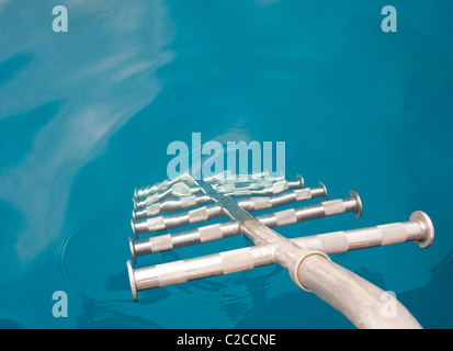 Metall-Leiter Sprossen hinunter ins Wasser von der Rückseite eines Bootes Stockfoto