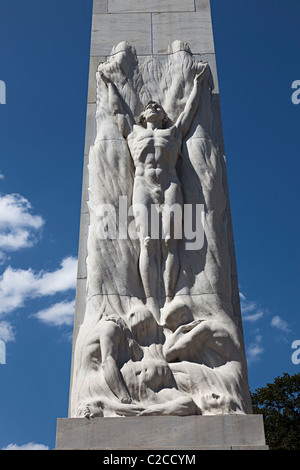 Mann mit erhobenen Armen auf das Denkmal für die Helden des Texas Unabhängigkeit San Antonio Texas USA Stockfoto