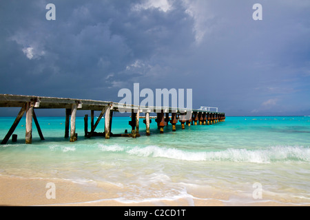 Ein Sturm über eine Werft in Cancun Mexiko Stockfoto