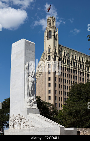 Denkmal für die Helden des Texas Independence in Alamo Plaza und Emily Morgan Hotel San Antonio Texas USA Stockfoto