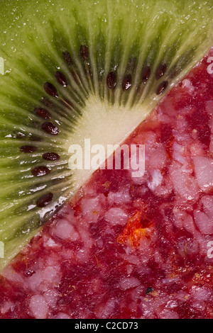 Gesundes und ungesundes Essen. Fleisch und Fett vs. Obst. Stockfoto