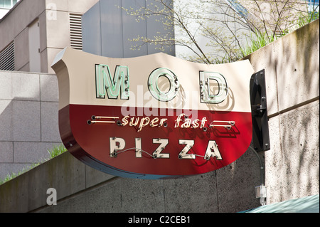 MOD Super schnelle Pizza-Zeichen in der Innenstadt von Seattle Stockfoto