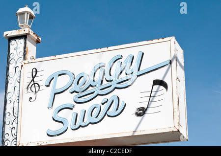 Kalifornien. Peggy Dues Roadside Diner aus den 50er Jahren in Yermo. Stockfoto