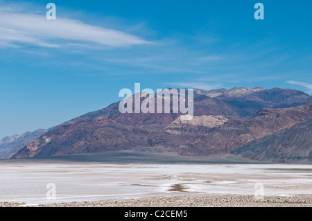 Kalifornien. Salinen und Panamint Range in der Nähe von Badwater Basin, Death Valley Nationalpark. Stockfoto