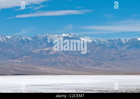 Kalifornien. Salinen und Panamint Range in der Nähe von Badwater Basin, Death Valley Nationalpark. Stockfoto