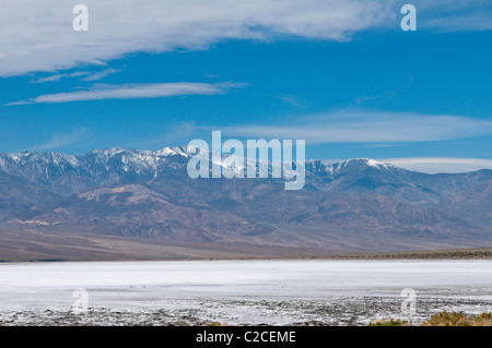 Kalifornien. Salinen und Panamint Range in der Nähe von Badwater Basin, Death Valley Nationalpark. Stockfoto