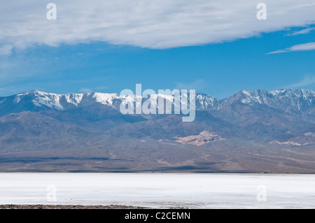 Kalifornien. Salinen und Panamint Range in der Nähe von Badwater Basin, Death Valley Nationalpark. Stockfoto