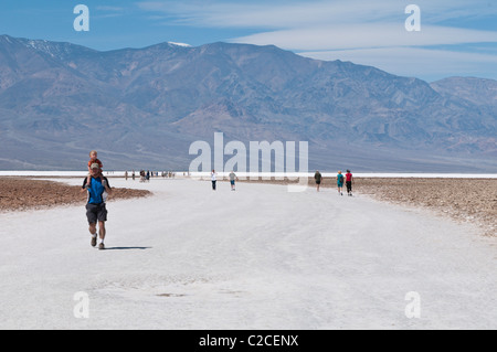 Kalifornien. Salzsee in der Nähe von Badwater Basin, Death Valley National Park. Stockfoto