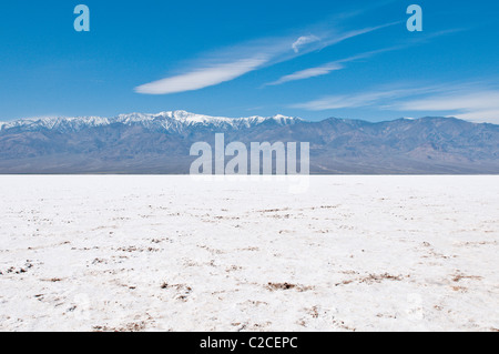 Kalifornien. Salzsee in der Nähe von Badwater Basin, Death Valley National Park. Stockfoto