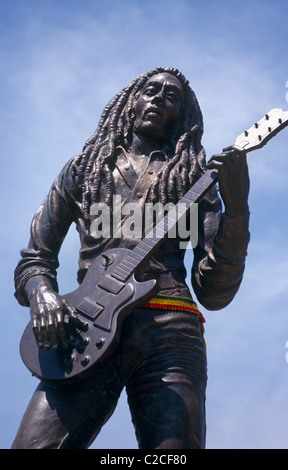 Es gibt eine große Bronzestatue des jamaikanischen Bob Marley, Rasta Mann oder Rastafari Musiker, berühmt für seine Reggae ist Stockfoto