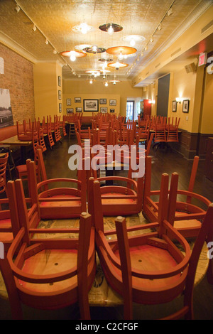 gestapelte Bistrostühle Stockfoto