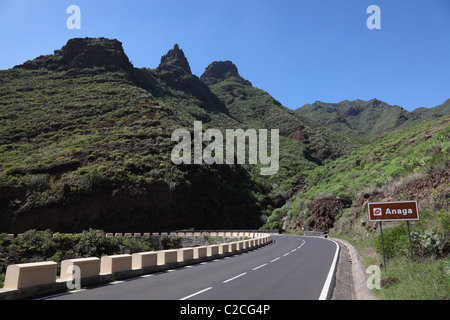 Straße im Anaga-Gebirge auf der Kanarischen Insel Teneriffa, Spanien Stockfoto