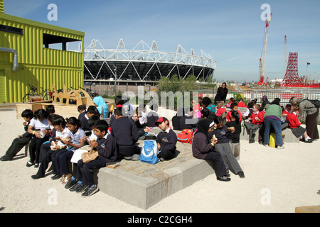 VEREINIGTES KÖNIGREICH. SCHÜLERINNEN UND SCHÜLER MIT MITTAGESSEN WÄHREND EINES BESUCHS IN LONDON 2012 OLYMPIASTADION Stockfoto