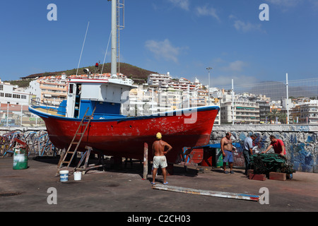 Angelboot/Fischerboot im Trockendock von Los Cristianos, Kanarische Insel Teneriffa, Spanien Stockfoto