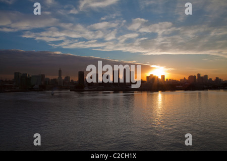 Sonnenuntergang über der Skyline von Buenos Aires von einem ausscheidenden Kreuzfahrtschiff aus gesehen Stockfoto