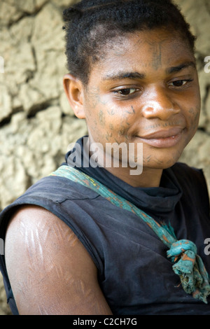 Pygmäen mit Scarifications in einem Flüchtlingslager Betou, Ubangi Fluß, Republik Kongo Stockfoto