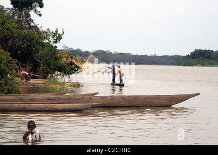 Fischer auf einem Einbaum in der Nähe von einem Flüchtlingslager, Betou, Fluss Ubangi, Republik Kongo Stockfoto
