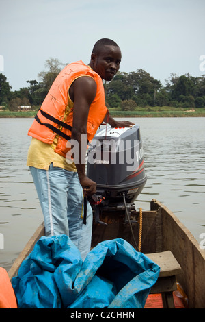 Ein MSF-Schiffer fahren einen Einbaum, Betou, Ubangi Fluß, Republik Kongo Stockfoto