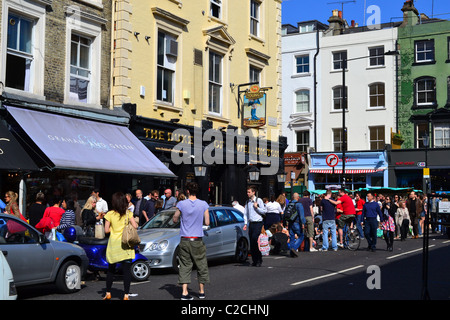 'Herzog von Wellington' Pub und Portobello Road market Notting Hill London UK ARTIFEX LUCIS Stockfoto