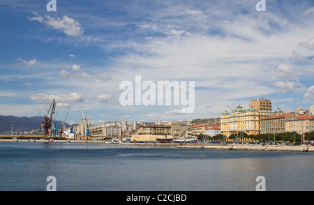 Blick auf die Gebäude und Port in Rijeka, Kroatien von Promenade im Hafen Stockfoto