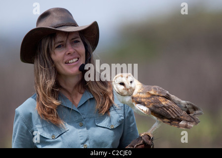 Shannon Hoffman zeigt eine Schleiereule während ihre Flugvorführung zeigen. Stockfoto