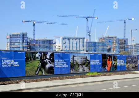 2012 Olympische Spiele in London Athleten Dorf Unterkunft Hoardings Baustelle Gerüste blaues Sicherheitsnetz Stratford Newham England Großbritannien Stockfoto