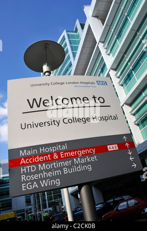 Äußere Willkommen & Richtung Zeichen einschließlich Unfall und Notfall in modernen NHS University College Hospital Building London England Großbritannien Stockfoto