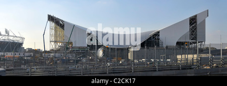 Die Arbeiten am Zaha Hadid Aquatics Centre London 2012 sind im Gange, auf der olympischen Baustelle mit Sicherheitszäunen Stratford Newham England Großbritannien Stockfoto