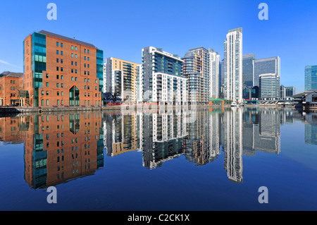 Reflexion über Wasser der städtischen Wohnung Wohnung Gehäuse in real Immobilienentwicklung in der Regeneration von Inner Millwall Dock Isle of Dogs East London Großbritannien Stockfoto