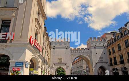 Deutschland, Bayern, München, Neuhauser Straße und Karlstor Karl Gate Stockfoto