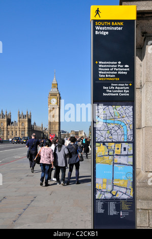 Lesbares Londoner Schild eines von vielen Wegweisern im Standardformat mit Daten und Karten für Fußgänger, dieses an der Westminster Bridge UK Stockfoto