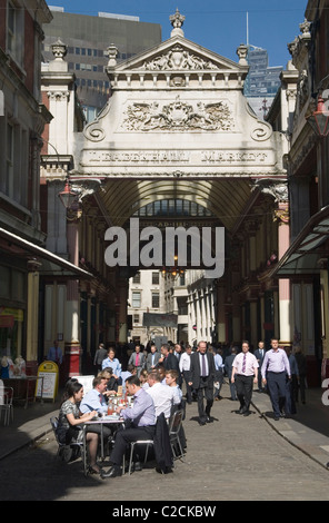 Leadenhall Market City of London EC3 Großbritannien. Büroangestellte in der Stadt essen zu Mittag. HOMER SYKES, GROSSBRITANNIEN, 2010ER Stockfoto