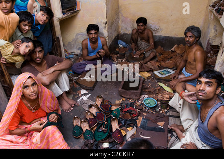Leder-Schauwerkstatt und Steckdose in Phalodi, Rajasthan, Indien Stockfoto
