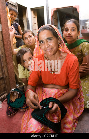 Leder-Schauwerkstatt und Steckdose in Phalodi, Rajasthan, Indien Stockfoto