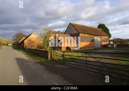 Bauernhof inmitten von Ackerland und Felder Stockfoto