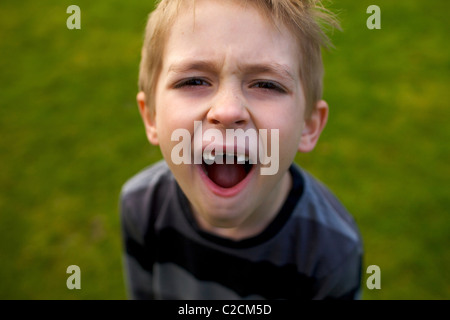 Sechs Jahre alter Junge vermisst seine zwei Vorderzähne Stockfoto