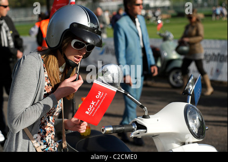 04.10.2011.  Eine "mod" behebt ihr Lippenstift mit dem Roller Spiegel vor führte die Parade an der Spitze des Brighton Marathon Stockfoto