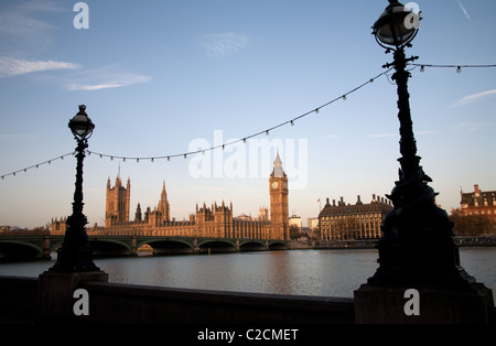 Blick auf die Häuser des Parlaments am frühen Morgen Blick vom Südufer Stockfoto