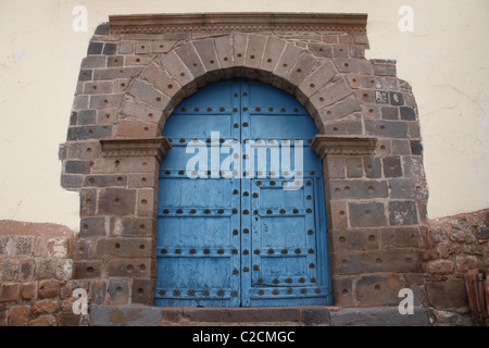 Großen blauen Türen der Kirche San Blas in Cusco Stockfoto