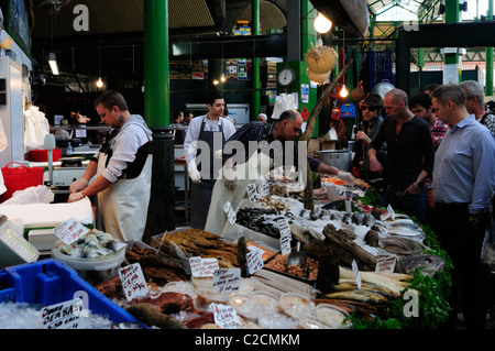 Fischhändler Stand auf Borough Market, Southwark, London, England, UK Stockfoto