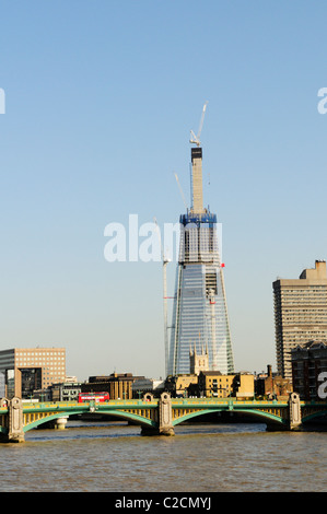 Der Shard Wolkenkratzer und Southwark Bridge gesehen von Millennium Bridge, London, England, UK Stockfoto