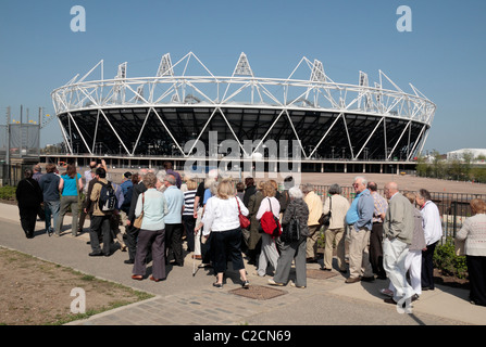 Besucher, die fast abgeschlossen (Apr 2011) London 2012 Olympischen Leichtathletik-Stadion in Stratford, im Osten Londons. Stockfoto