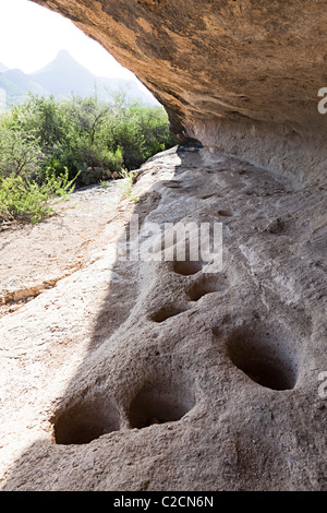 Prähistorische Grundgestein Mörtel Löcher in Cuevas Amarillas rock Shelter Big Bend Ranch State Park Texas USA Stockfoto