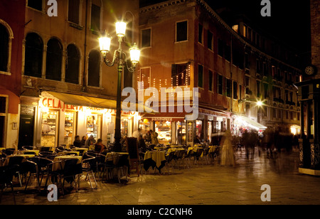 Leute sitzen in einem Café in der Abenddämmerung, Venedig Italien Stockfoto