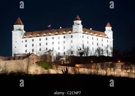 beleuchtete Burg von Bratislava bei Nacht, Slowakei Stockfoto