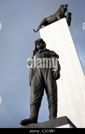 Statue des allgemeinen M.R.Stefanik und Löwen in Bratislava, Slowakei Stockfoto