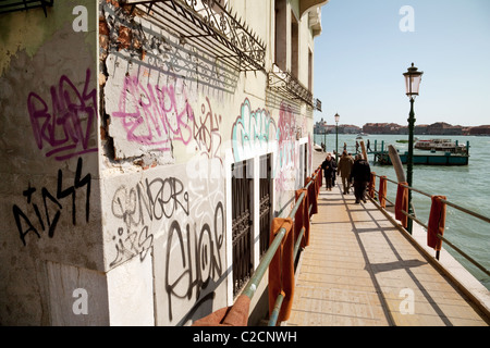 Graffiti an den Wänden eines Hauses in Venedig, Italien Stockfoto