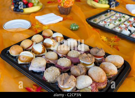 gemischte Brötchen in schöne Dekoration für Büro-Meeting buffet Stockfoto