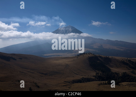 Ansicht des Vulkans Popocatepetl fallenden Wolken im Nationalpark Iztaccíhuatl-Popocatepetl, Mexiko Stockfoto