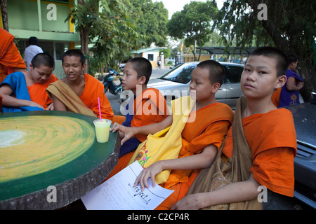 Die Mönch-Schule in Lampang Wisuthwitayakorn Schüler (Wat Bunyawatwihan) warten auf Mini-Bus zum Tempel, Lampang, Thailand Stockfoto